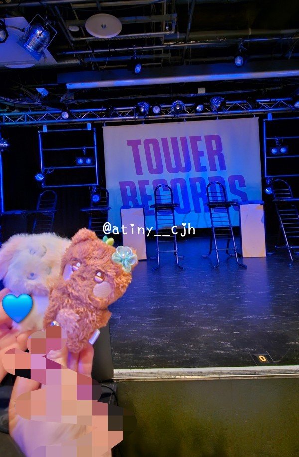 atiny__cjh's tweet photo. 260729 プレミアムトークイベント
MC ユノ&サン
椅子の配置は均等だったのになぜかミンギとジョンホの距離感バグっててずーっとくっついてたしいつの間にかミンギがジョンホの太もも～膝を触ってた

ジョンホはたくさん話したいことがあるみたいでついついトークが長め笑 両隣のミンギホンジュンヨサンから総ツッコミ笑

ジョンホは日本語をずっと勉強してるしこれからも頑張るって🫳🫳🫳

最前でBADのダンス(ミンギの腰とサンくんの胸ヒット)を浴び脱線しそうになっても進行表通りに軌道修正するMC、ずっーと笑いっぱなしですごく楽しかった✨ATEEZもご一緒してくださったティニさんもありがとうございました