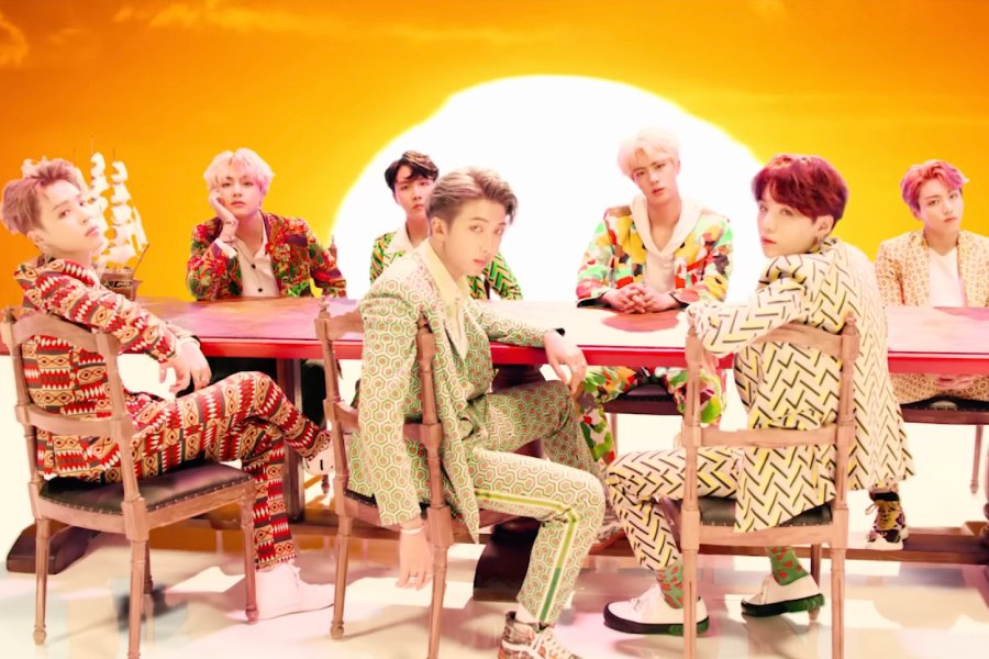 soompi's tweet photo. #BTS's "IDOL" Becomes Their 5th MV To Surpass 1.4 Billion Views
https://t.co/t1on2HcHeG https://t.co/gfc3JldMAC