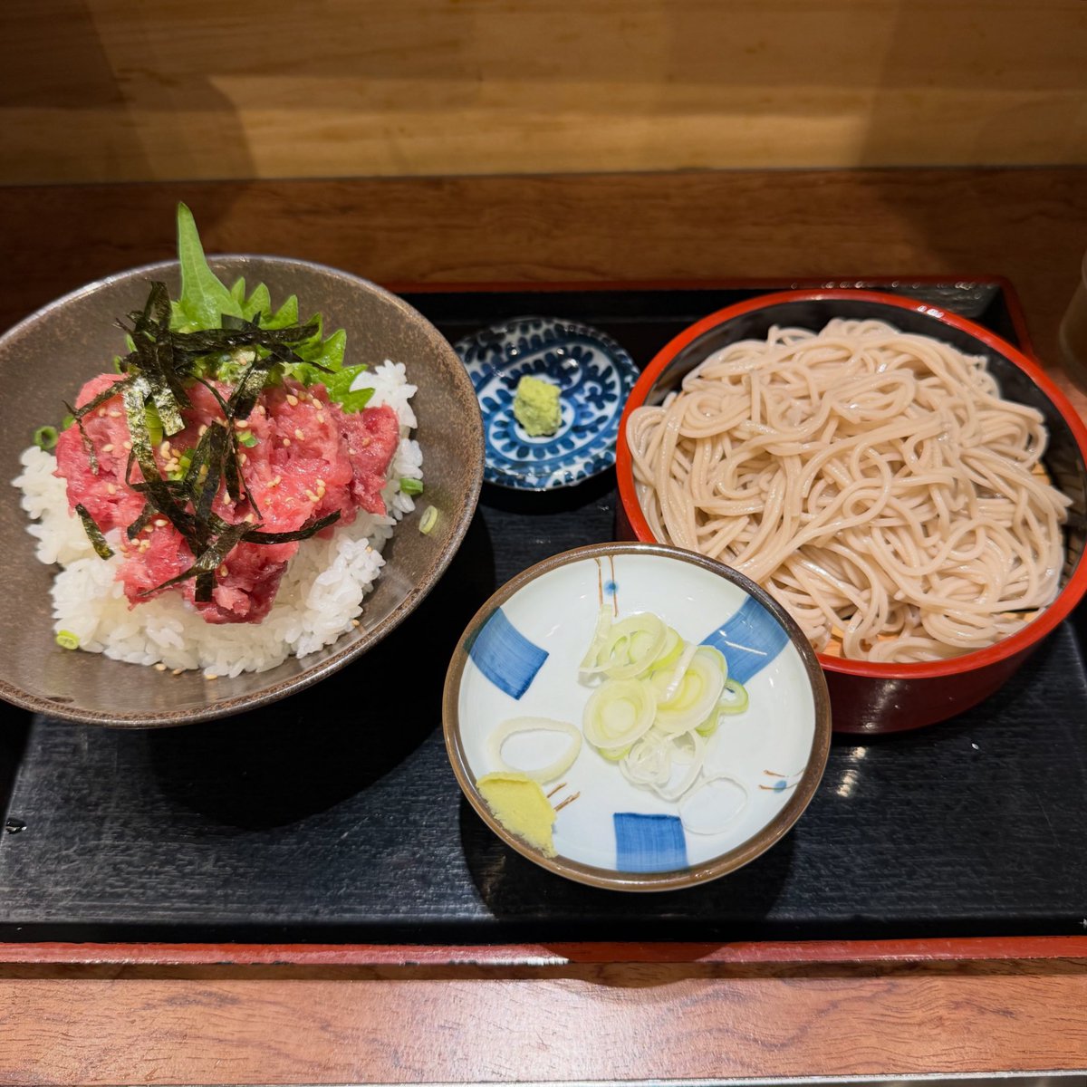 chitokalunch's tweet photo. 2026年7月28日(火) の #ちとからんち
6番街 長寿庵
本日のランチ A
まぐろ中落ち丼 もりそば https://t.co/nPY5HiZdxe