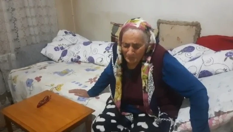 Hurriyet's tweet photo. 🏠 Amasya’nın Taşova ilçesinde yaşayan 90 yaşındaki Merdane Albayrak, 15 yıl önce tapusunu devrettiği oğlunun kararıyla evinden çıkarılmak istendiğini öne sürdü.

⚖️ İcra memurlarının evi boşaltması için kendisine 10 gün süre verdiğini belirten Albayrak’a kızları destek verdi.

👨‍👩‍👧 Kardeşlerine tepki gösteren kızları, yaşanan sürece karşı dava açacaklarını açıkladı.