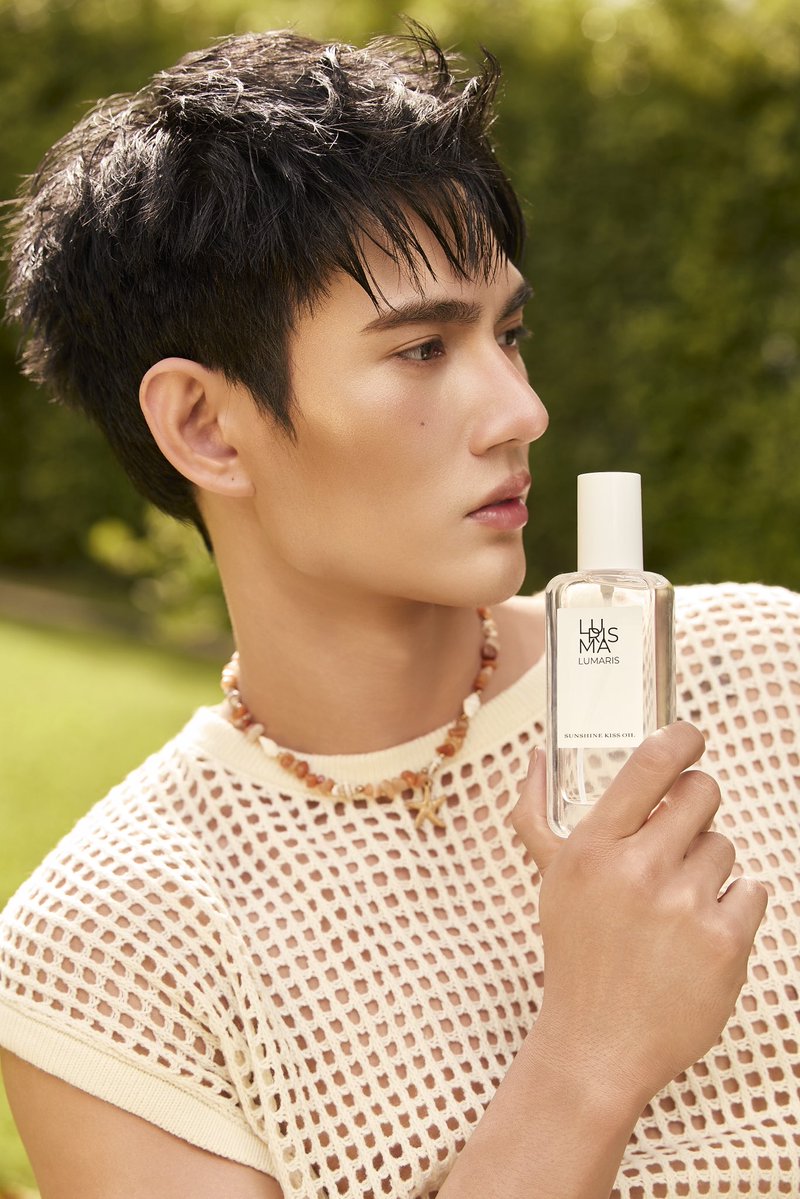 LuMaRisThailand's tweet photo. Sunshine Kiss Oil

A radiant scent inspired by warm sunshine and endless summer days

Top Notes
Italian Bergamot • Grapefruit • Rhubarb

Middle Notes
Pineapple • Marine Amber

Base Notes
Patchouli • Moss • Dry Wood

A fresh citrus opening melts into a soft marine heart before settling into warm woody notes—leaving a clean, elegant impression that lingers beautifully on the skin

#Lumaris #LumarisTH
#LuminousOil #PavelxLumaris #GlowBeyondLight
#pavelphoom #BabeCats