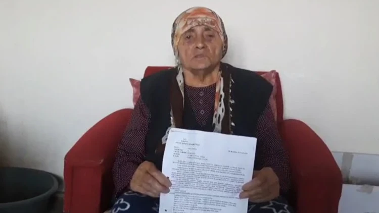 Hurriyet's tweet photo. 🏠 Amasya’nın Taşova ilçesinde yaşayan 90 yaşındaki Merdane Albayrak, 15 yıl önce tapusunu devrettiği oğlunun kararıyla evinden çıkarılmak istendiğini öne sürdü.

⚖️ İcra memurlarının evi boşaltması için kendisine 10 gün süre verdiğini belirten Albayrak’a kızları destek verdi.

👨‍👩‍👧 Kardeşlerine tepki gösteren kızları, yaşanan sürece karşı dava açacaklarını açıkladı.
