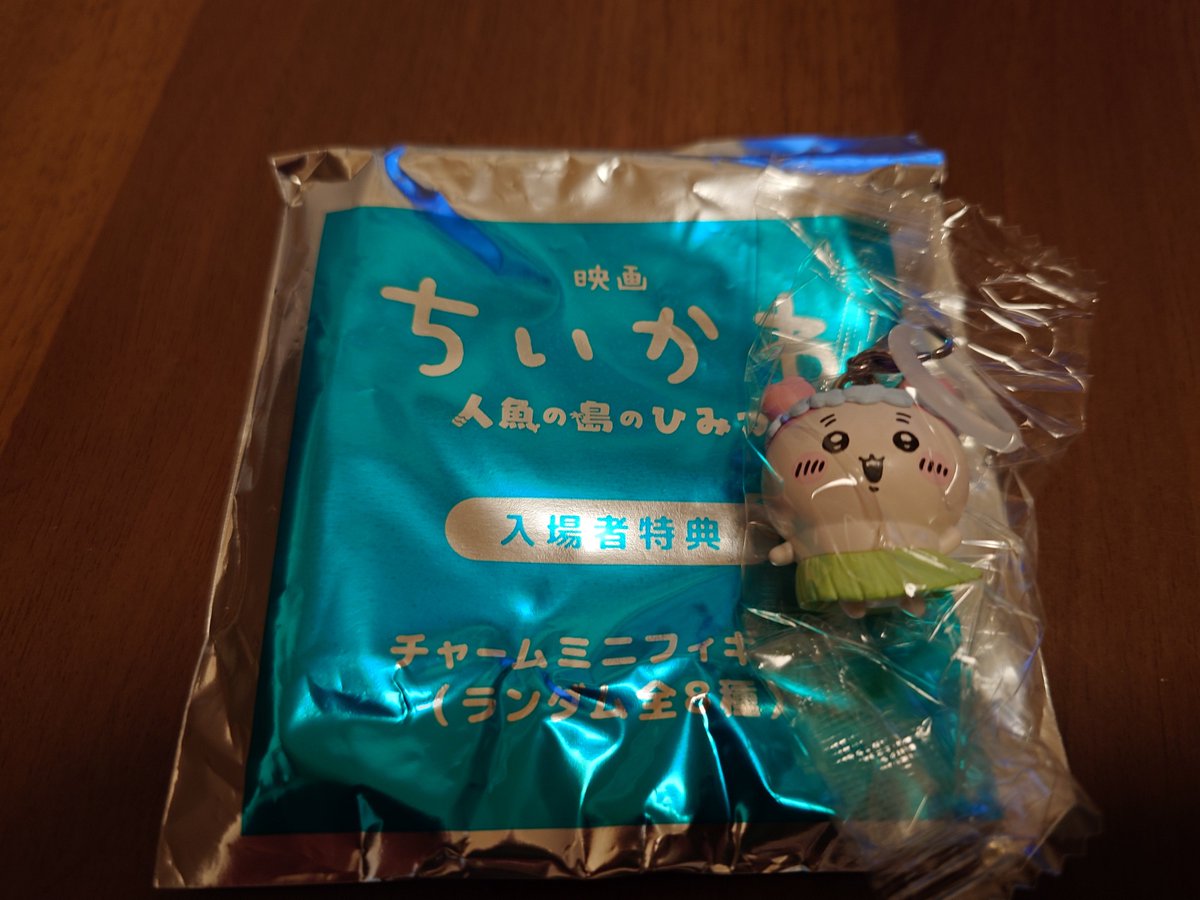 Rubia_TALES_OF's tweet photo. ちいかわの映画行ってきた
結末は知ってたけど、おぉ…ってなったよね…
チャームは古本屋さん？
あんまり存じ上げない子なんだよね
同僚の推し2を手に入れることができて良かった
最押しはシーサーらしい
この前ヤドン貰ったからあげる予定
グッズはハチワレの栞とフレークシールを買いました😌 https://t.co/omhLYgMFFu