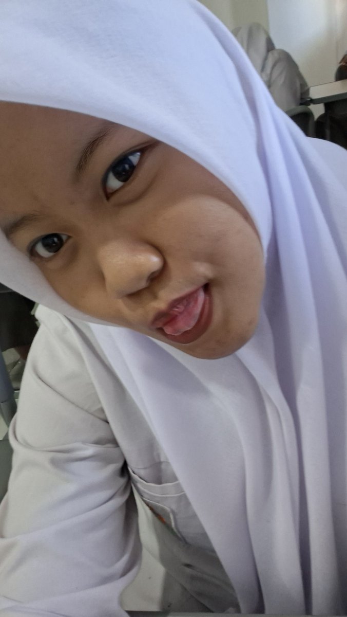dindashaaa's tweet photo. i luv school https://t.co/RP30Wmc3tx