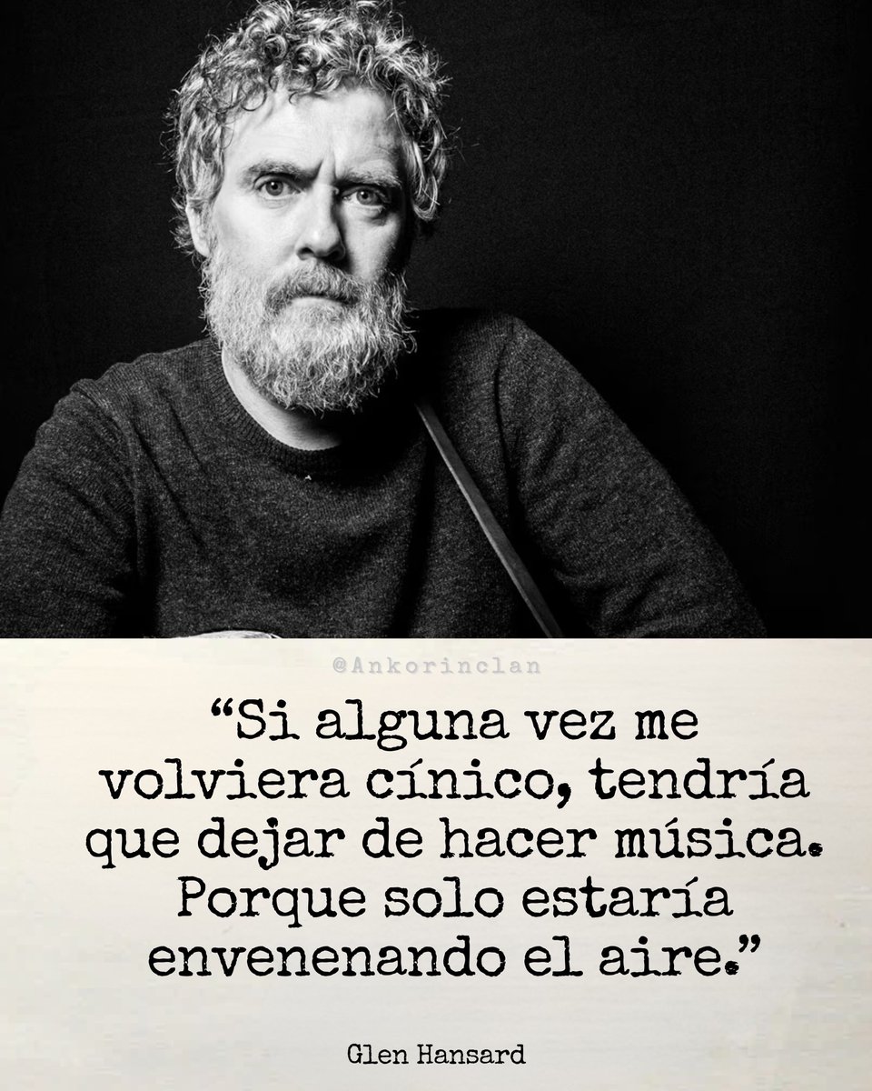 ankorinclan's tweet photo. “Si alguna vez me volviera cínico, tendría que dejar de hacer música. Porque solo estaría envenenando el aire.”
Hoy nos dejó Glen Hansard.
Tenía 56 años. Murió en la madrugada de este 29 de julio en un accidente de moto en las afueras de Dublín. Un solo vehículo. Una curva. Una noticia que todavía cuesta acomodar.
Glen no era de los que fabricaban misterio. Era de los que se subían a un escenario o a una esquina de Grafton Street y cantaban como si la vida se les fuera en ello. Empezó tocando en la calle con trece años. Dejó la escuela y se puso a buskar. De ahí salió todo: la voz rota, la forma de agarrar la guitarra, esa manera de mirar al público como si cada canción fuera una conversación privada que de pronto se volvía colectiva. Con The Frames construyó una de las bandas más queridas e influyentes de Irlanda. Con The Commitments se metió en el cine. Y con Once y esa canción llamada “Falling Slowly” se llevó un Oscar que nadie vio venir, cantada desde la honestidad más desnuda.
Pero lo que realmente lo definía no eran los premios. Era esa negativa a volverse cínico. En un oficio que premia la distancia, el cálculo y la pose, Glen insistía en seguir creyendo. En la gente. En las canciones. En que el dolor se podía transformar en algo que aliviara a otros. Decía que las mejores canciones llegan como un regalo. Que una buena canción es como una silla de montar: la usas un tiempo y, si es la correcta, la puedes cantar el resto de tu vida. Él cantó muchas así. Con la garganta abierta. Con el corazón a la vista.
Había algo profundamente físico en su forma de hacer música. No era solo voz. Era cuerpo. Era la forma en que se inclinaba sobre la guitarra, la manera en que sudaba, la intensidad con la que miraba al que tenía delante. Como si cada concierto fuera la última oportunidad de decir lo que realmente importaba. Esa urgencia se notaba. Y por eso la gente volvía. Porque en un mundo lleno de música diseñada para no molestar, Glen molestaba. Tocaba lo que dolía. Y al mismo tiempo dejaba un hueco para la esperanza.
Hoy esa voz se apagó en una carretera de Dublín. Queda la música. Quedan las canciones que escribió cuando todavía creía que valía la pena no volverse cínico. Y queda esa lección silenciosa que dejó con su forma de vivir: que se puede caminar por este oficio sin blindarse del todo. Que se puede seguir cantando como si el aire todavía mereciera ser limpio.
Descansa en paz, Glen. Las canciones que dejaste siguen siendo sillas de montar. Todavía se pueden cantar.