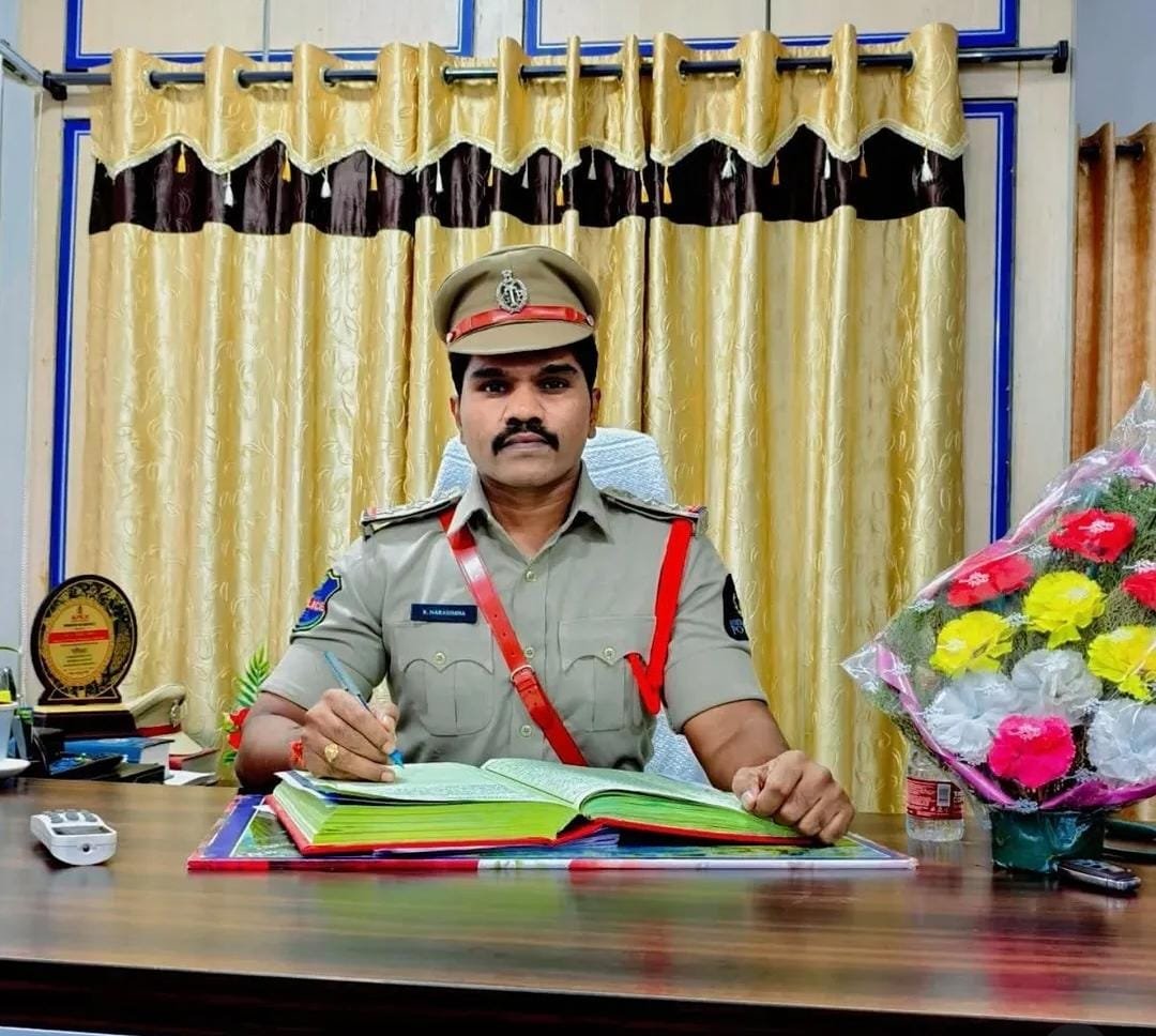 NewsMeter_In's tweet photo. #Hyderabad: #Malakpet inspector suspended over #harassment complaint, abuse of power, second marriage allegations

@hydcitypolice Commissioner @SajjanarVC_IPS has suspended Malakpet Police Station Inspector K. Narsimha following a departmental inquiry that found prima facie evidence of official misconduct.

The allegations include:

Abuse of official authority

Lapses in handling #criminalcases during his tenure at #SultanBazaar PS

A woman constable's harassment complaint

Alleged violation of service conduct rules, including entering into a #secondmarriage while #divorce proceedings were pending

A #departmentalinquiry is underway, and further action will be taken based on its findings.

Notably, this comes just a day after the suspension of the #JubileeHills Inspector Srinivasulu Reddy, marking the second suspension of a Hyderabad Police Inspector within 24 hours over misconduct allegations.

#Hyderabad #HyderabadPolice #Malakpet #Police #Suspension @TelanganaCOPs