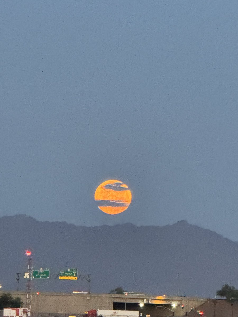 AzBr0wn's tweet photo. Moon 🌕 https://t.co/hcrqgUSsHL