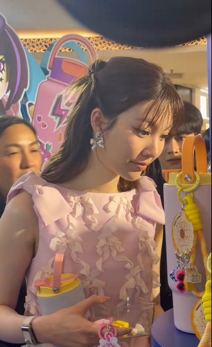 beminefame's tweet photo. คุณหนูท่านสวยที่สุดในในของข้าพเจ้า ดีเลิศเด็ดขาดอันดับหนึ่ง

ORM DRINK YOUR WAY MONTIGO
#OrmXMontigoMalaysia https://t.co/d5euHoBn3L