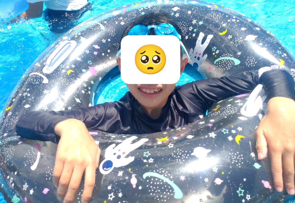 chia0407's tweet photo. せめてお休みの日には夏らしい事をせにゃ！とプールに連れてった。

すんごく楽しそうで可愛かったねぇ♡

………がしかし野外プールの疲労感たるや凄まじく、母はもう足が上がらない………次男ちゃんは超絶元気。やべぇ……… https://t.co/E9UuxhxDDt