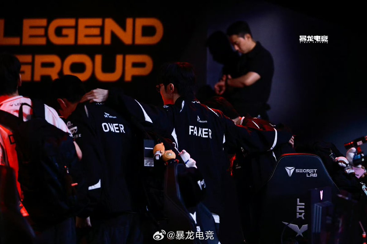 dearyhyeokie's tweet photo. Before leaving the arena, Faker embraced his teammates and bowed to the fans😭🫂 https://t.co/XUNBmcqL9L
