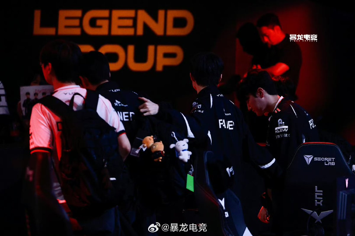 dearyhyeokie's tweet photo. Before leaving the arena, Faker embraced his teammates and bowed to the fans😭🫂 https://t.co/XUNBmcqL9L