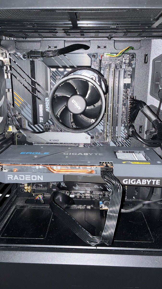 nikazi_'s tweet photo. Intelに乗り換えようと思ってるんだけど誰か買いたい人いる？
R5 3600 箱付き 純正クーラー使用
RX6600XT 箱付き
タフゲーミング B550 plus 下スロットラッチ破損 サタコネクタ認識不良2つ
メモリ 8✕２ 2666
だいたい5.5K辺りで欲しい人いない？
値下げも考えます

拡散お願いします。 https://t.co/cPRavsm3YI