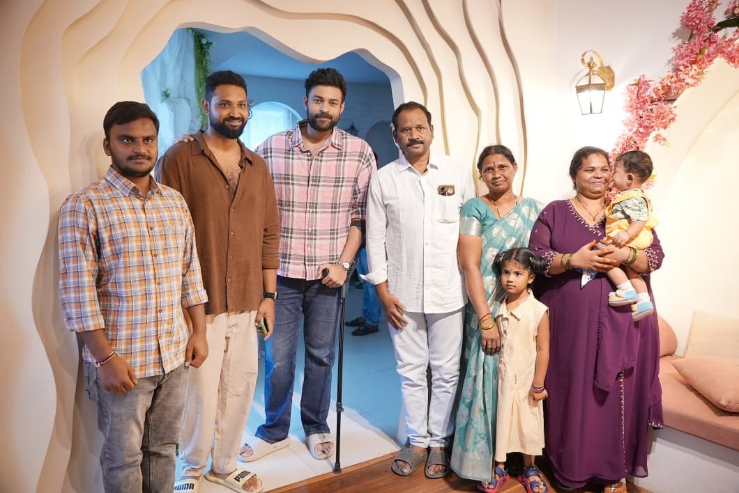 chitrambhalareI's tweet photo. అభిమాని కష్టంలో ఉన్నాడని తెలుసుకున్న వెంటనే స్పందించిన మెగా ప్రిన్స్ #VarunTej.

ట్యూమర్‌తో బాధపడుతున్న అనంతపురం జిల్లా #Chiranjeevi యువత అధ్యక్షులు, గుత్తి జనసేన పార్టీ అధ్యక్షులు శ్రీ సురేష్ పాటిల్‌కు హైదరాబాద్‌లో అత్యుత్తమ వైద్యం అందేలా అన్ని ఏర్పాట్లు చేయడమే కాకుండా, చికిత్సకు అయ్యే పూర్తి ఖర్చును స్వయంగా భరించి అండగా నిలిచారు.