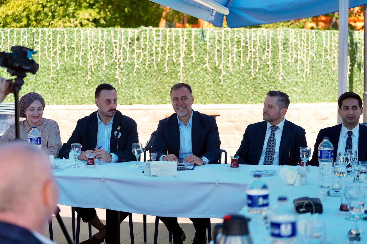 _MHPistanbul_'s tweet photo. İl Başkanımız Sn. @BBvolkanyilmaz , “İstanbul Aklımızda, Söz Muhtarlarımızda” temasıyla gerçekleştirdiğimiz program kapsamında Beşiktaş'da muhtarlarımızla bir araya geldi.

2.Bölge Başkanımız Sn. Ahmet Yasak, İl Başkan Yardımcılarımız, İl Yöneticilerimiz, Beşiktaş İlçe Başkanımız Sn. Saffet Demirbaş, Beşiktaş Muhtarlar Derneği Başkanı Sn. Dilber Öztürk, İlçe yöneticilerimizin ve muhtarlarımızın katılımıyla gerçekleştirilen toplantıda mahallelerin ihtiyaçları, talepleri ve çözüm önerileri değerlendirildi.

Katılımları ve değerli katkıları için tüm muhtarlarımıza teşekkür ediyor, çalışmalarında başarılar diliyoruz.

#MHPİstanbulMuhtarlarıDinliyor
