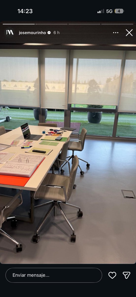 pablonost's tweet photo. Mourinho durmiendo en Valdebebas y trabajando desde primera hora para regalarnos una temporada inolvidable. 

Imposible no quererle. https://t.co/bEWt78Xjx7