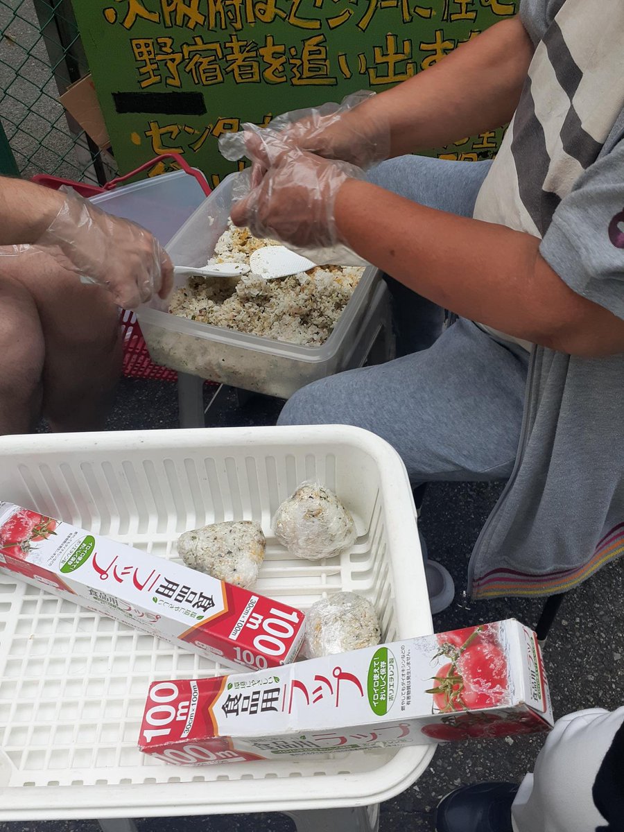 Openkamacenter2's tweet photo. 7/27 夕方、水とおにぎりと蚊取り線香を持って南海高架下沿いを回る。暑さと汗でシャツが濡れたせいで、上半身裸の人も何人か…。酷暑過ぎて最近事件や襲撃はないよと、いつものテントの人曰く。幸いと言っていいのか微妙ですが、よかったことにしよう。とにもかくにも水分必須！ https://t.co/m7w9Efri2S