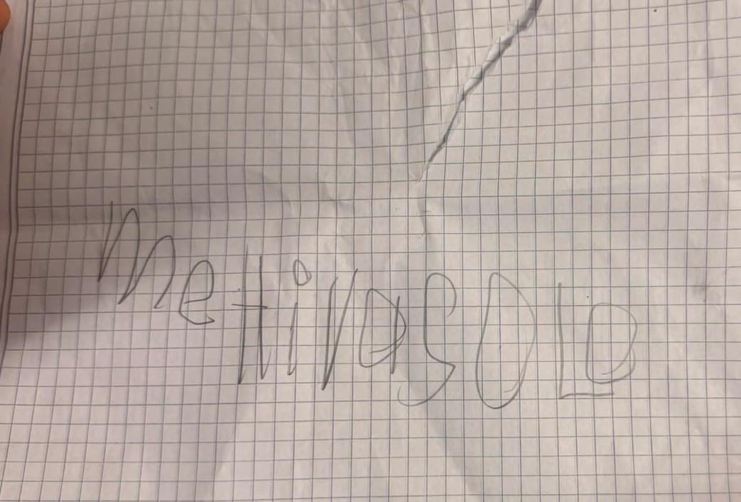 UltimaHoraCR's tweet photo. #BOGOTÁ | Autoridades rescataron a una menor de 7 años que se encontraba sola en una vivienda en el barrio Galán. La niña mostraba por la ventana papeles donde pedía ayuda. 

Estos casos prenden las alertas porque en lo que va del año, la Policía ha atendido 263 casos de menores de edad abandonados.

https://t.co/woHMRjVE2M