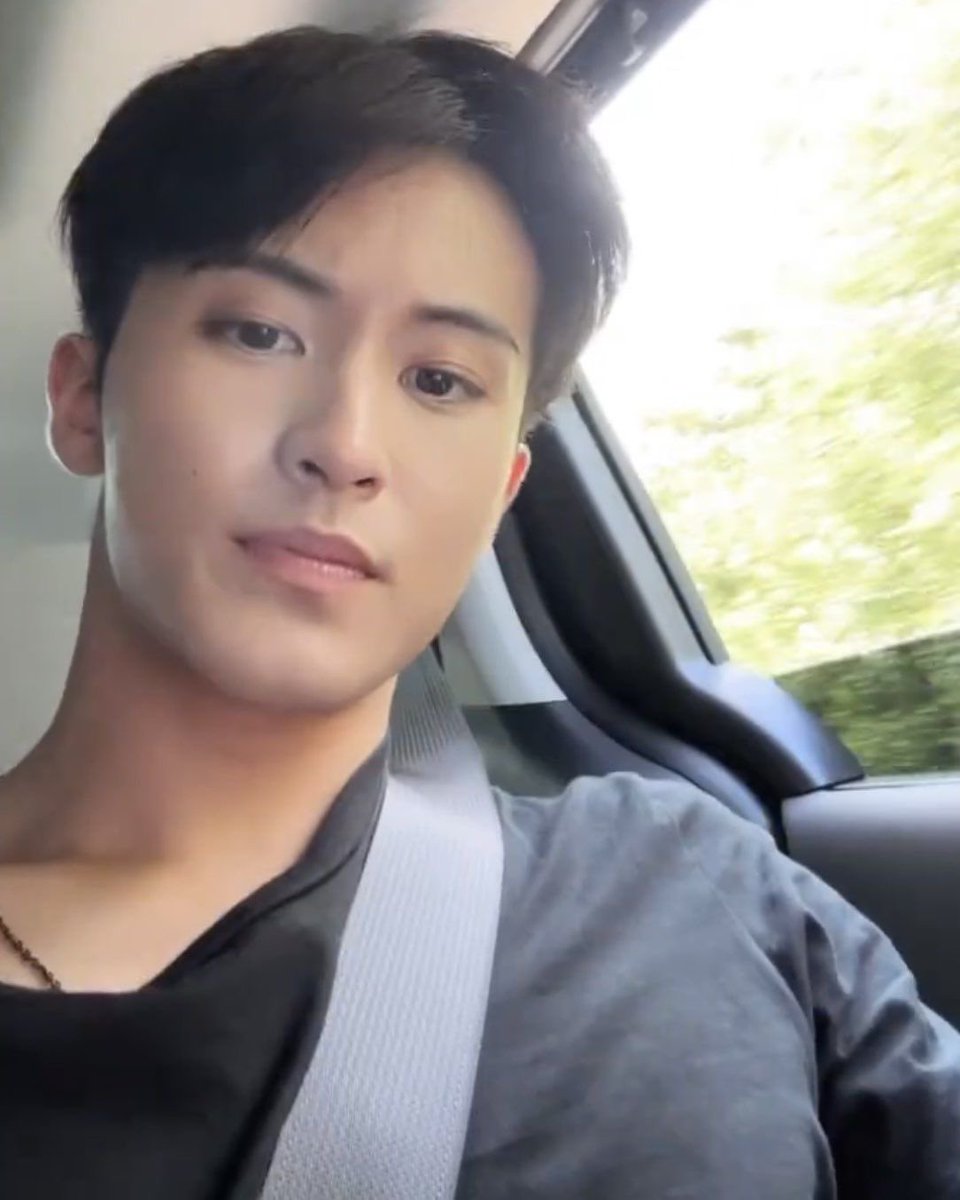 arlynjong's tweet photo. “โหน้อง ขับรถชนพี่ ไม่ลงมาขอโทษ ไม่ลงมาดูเลย แล้วขับหนีมาตั้งไกล โอ้โหอะไรวะคนไทย”

“วอดส์?” https://t.co/oxcgH9Uz88