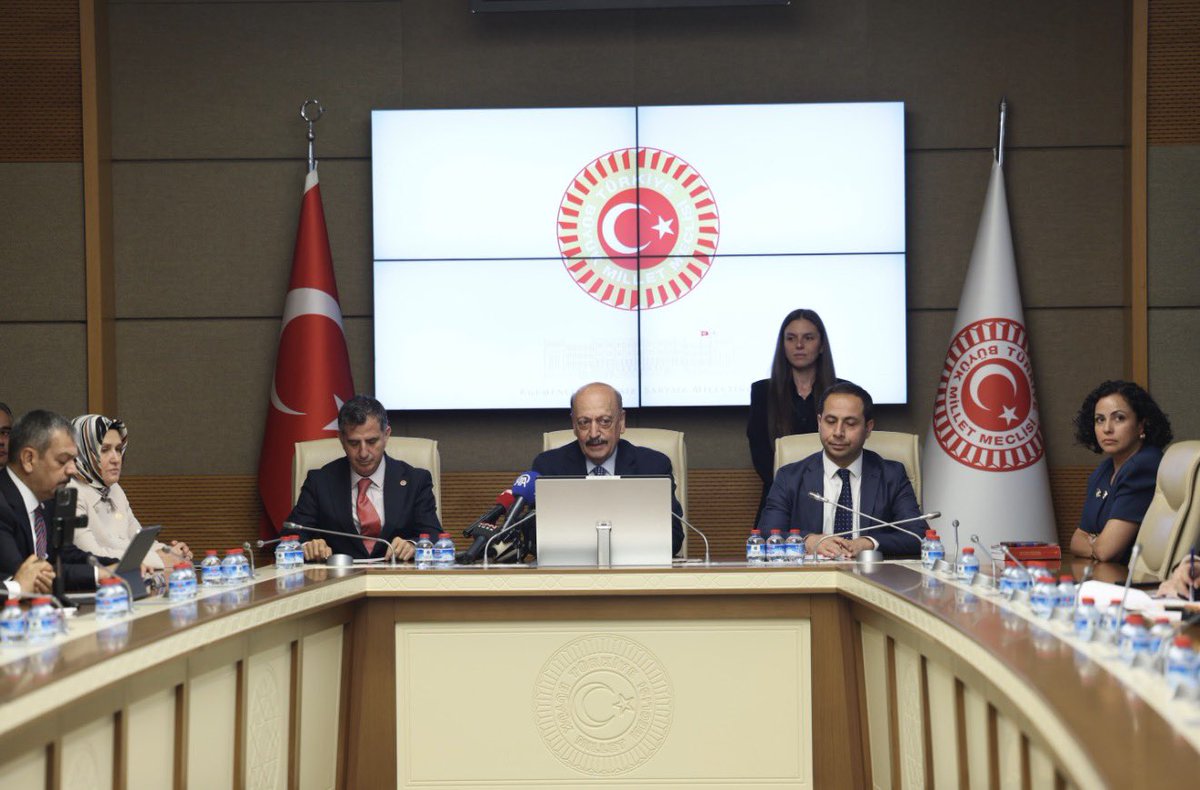 hakanaksu058's tweet photo. 📍 Türkiye Büyük Millet Meclisi

Sağlık, Aile, Çalışma ve Sosyal İşler Komisyonu toplantımızda, bölgemizde yaşanan gelişmeleri, Gazze’de devam eden insanlık dramının sağlık alanındaki etkilerini ve yürütülen insani yardım politikalarını kapsamlı şekilde değerlendiriyoruz.

Mazlumların, insanlık vicdanının ve Gazzeli kardeşlerimizin yanında olmaya devam edeceğiz.

#TBMM #Gaza #Palestine @vedatbilgn