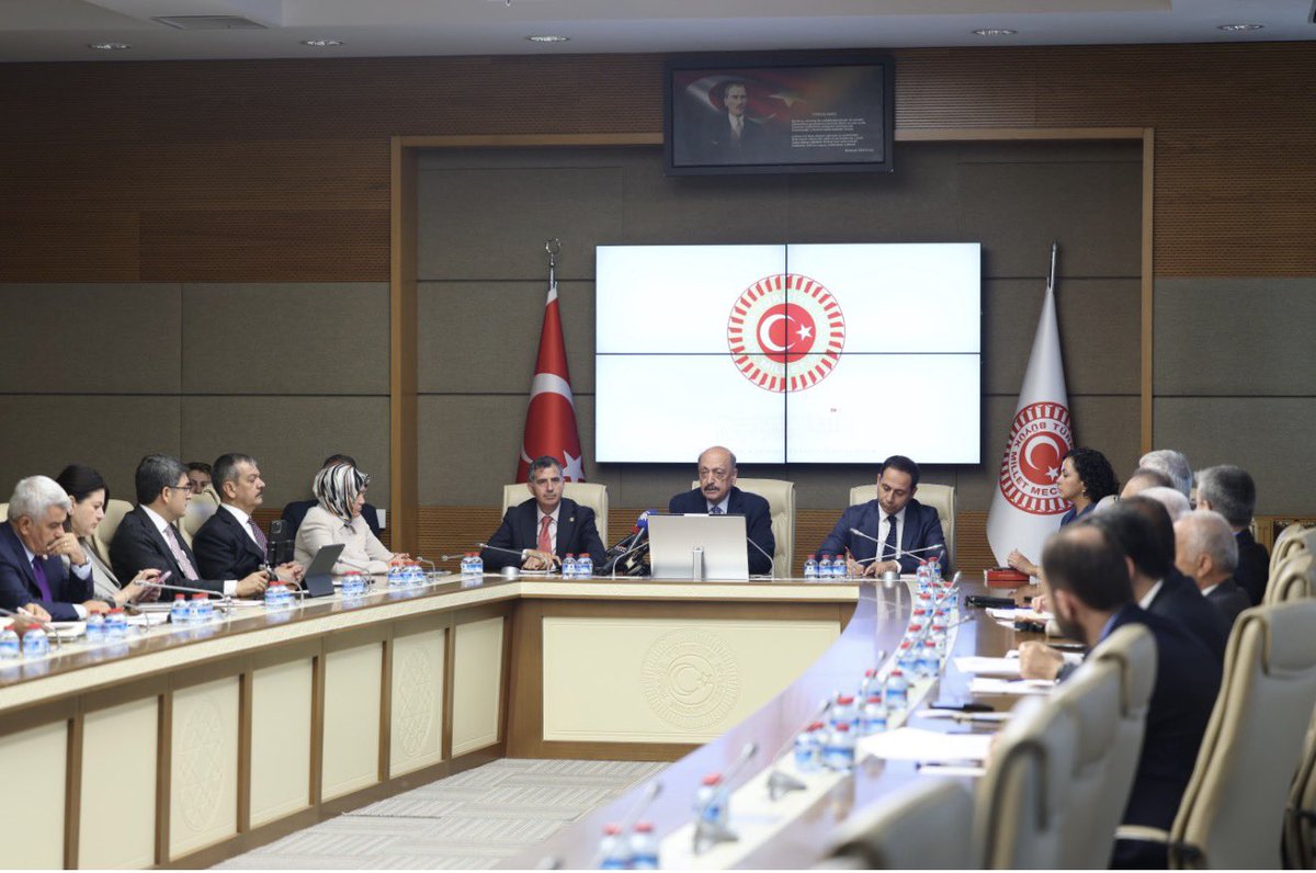 hakanaksu058's tweet photo. 📍 Türkiye Büyük Millet Meclisi

Sağlık, Aile, Çalışma ve Sosyal İşler Komisyonu toplantımızda, bölgemizde yaşanan gelişmeleri, Gazze’de devam eden insanlık dramının sağlık alanındaki etkilerini ve yürütülen insani yardım politikalarını kapsamlı şekilde değerlendiriyoruz.

Mazlumların, insanlık vicdanının ve Gazzeli kardeşlerimizin yanında olmaya devam edeceğiz.

#TBMM #Gaza #Palestine @vedatbilgn