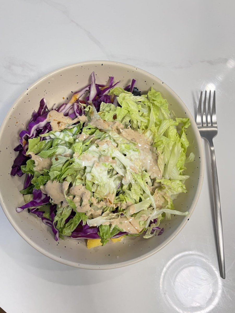LIsabella_o's tweet photo. I made a salad at home on a whim, and once I took a bite, I couldn't stop eating it. Avocado, blueberries, cherry tomatoes, and mango mixed with lettuce and purple cabbage create a visually appealing dish with a rich flavor profile, alternating between sweet and sour and refreshing notes.