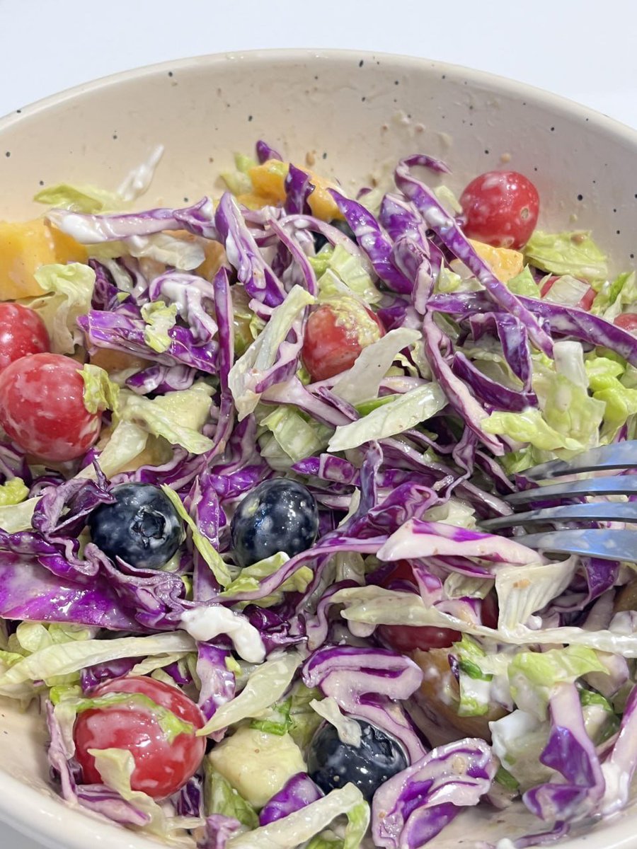 LIsabella_o's tweet photo. I made a salad at home on a whim, and once I took a bite, I couldn't stop eating it. Avocado, blueberries, cherry tomatoes, and mango mixed with lettuce and purple cabbage create a visually appealing dish with a rich flavor profile, alternating between sweet and sour and refreshing notes.