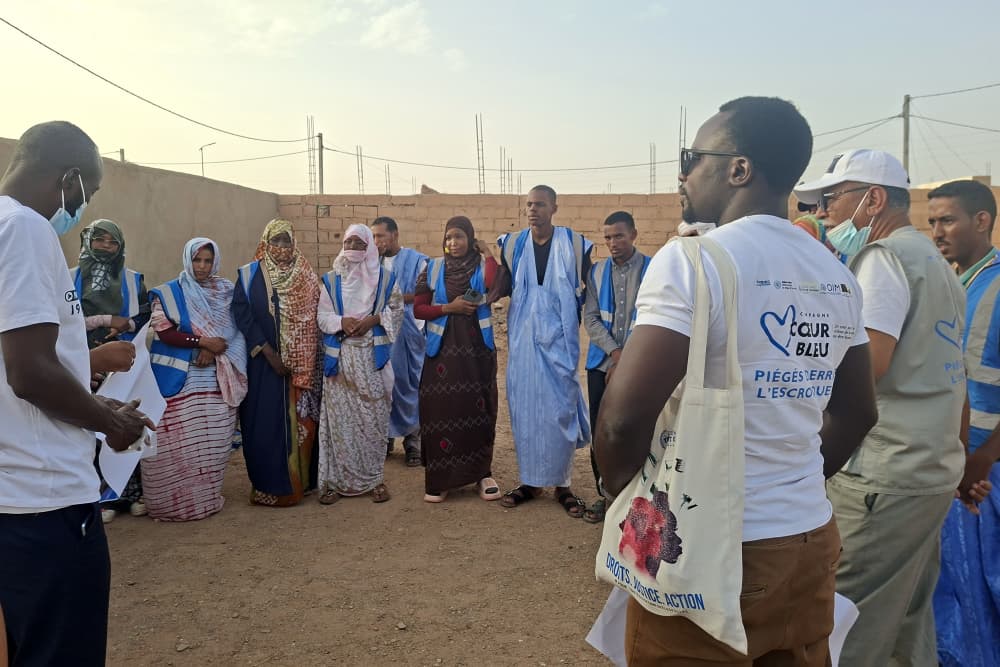 UNODC_WCAfrica's tweet photo. 🇲🇷Mauritanie: après Chami, la caravane de sensibilisation est à #Atar! À l’approche de la Journée mondiale de lutte contre la traite @UNODC_WCAfrica gvt & société civile unis pr prévenir les risques de recrutement en ligne & d’escroquerie #EndHumanTrafficking #BlueHeartCampaign💙 https://t.co/3nBkriBBqh