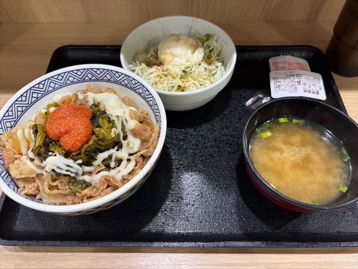 mamimumemumemo's tweet photo. 帰る前に吉牛😋吉牛を店内で食べるのは初かもしれない…！並だけど、私には多すぎる💦なんとか全部食べたけど。大盛りとか食べられる人すごいなぁ〜👏美味しかった☺️ https://t.co/mS80c521se