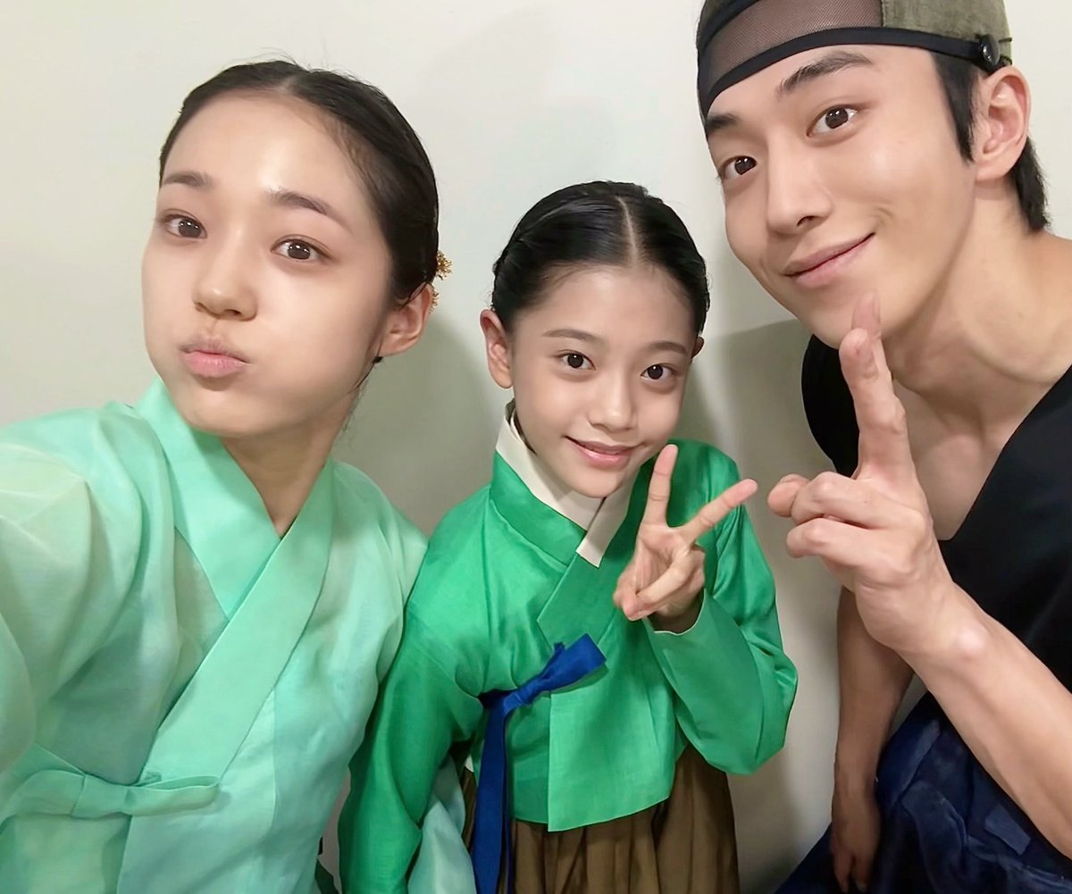 lucia_december's tweet photo. 다들 생강지율구천 사진 보고 엄마딸아빠 가족 사진으로 먹고 있는 거 너무 웃김

아니 근데 너무 가족 사진 같잖아..
이미 드라마에서
"보세요 애가 웁니다" 이 대사 나왔을 때부터 난 가족으로 먹고 있었음

대사가 너무나도
'당신 안 일어나니까 우리 딸이 운다 그러니 그만 일어나라'
이 톤이었음 https://t.co/BgUQaZQRBQ