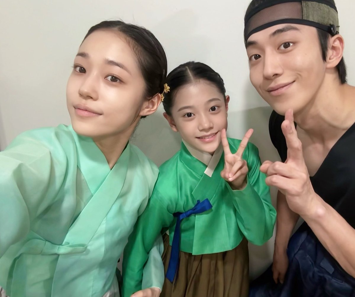 lucia_december's tweet photo. 다들 생강지율구천 사진 보고 엄마딸아빠 가족 사진으로 먹고 있는 거 너무 웃김

아니 근데 너무 가족 사진 같잖아..
이미 드라마에서
"보세요 애가 웁니다" 이 대사 나왔을 때부터 난 가족으로 먹고 있었음

대사가 너무나도
'당신 안 일어나니까 우리 딸이 운다 그러니 그만 일어나라'
이 톤이었음 https://t.co/BgUQaZQRBQ