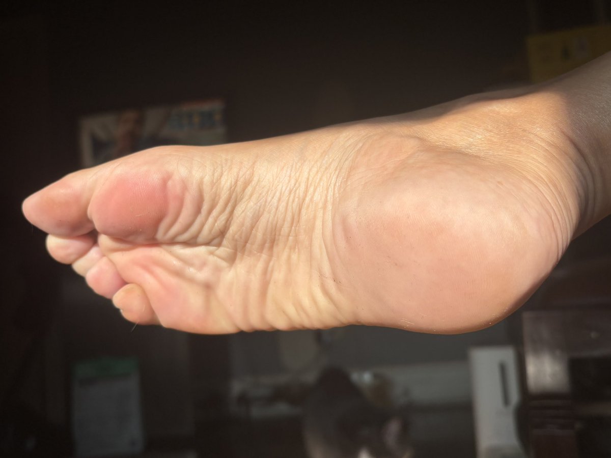 Jbeesfeet's tweet photo. Morning!! Catching the sun on these pretty feet this morning.👣☀️🩵😛
I’m off today, dm for customs 💋#feetfun https://t.co/nuDWjic8e9
