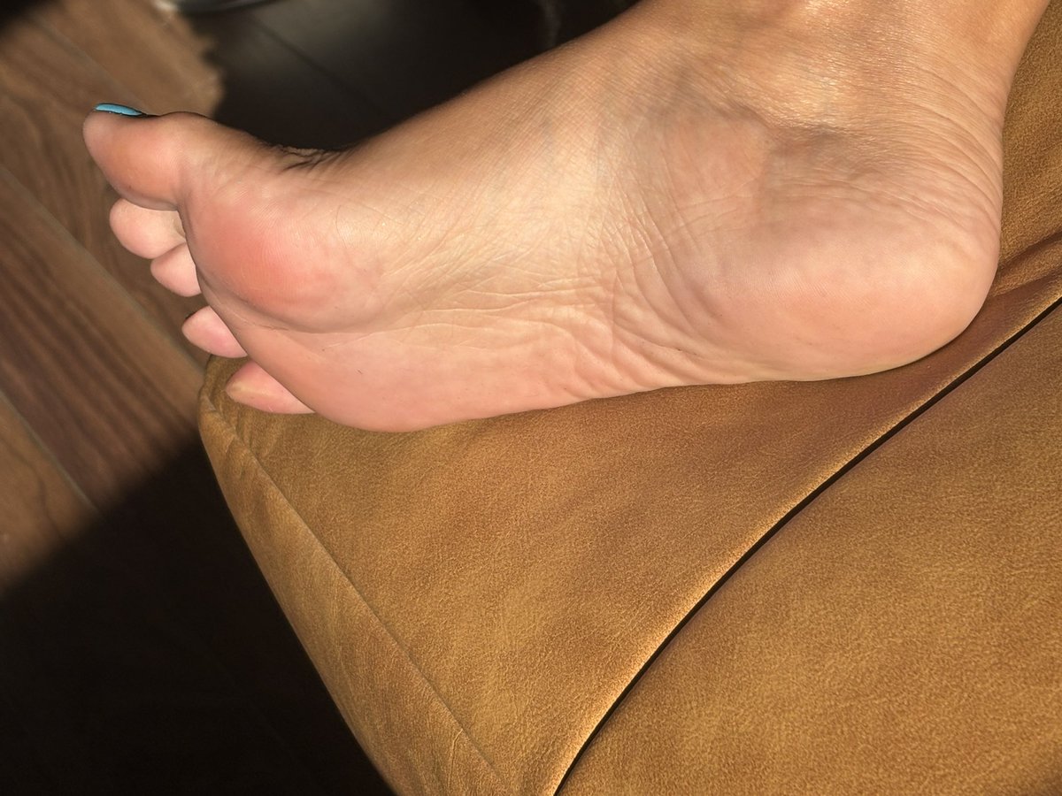 Jbeesfeet's tweet photo. Morning!! Catching the sun on these pretty feet this morning.👣☀️🩵😛
I’m off today, dm for customs 💋#feetfun https://t.co/nuDWjic8e9