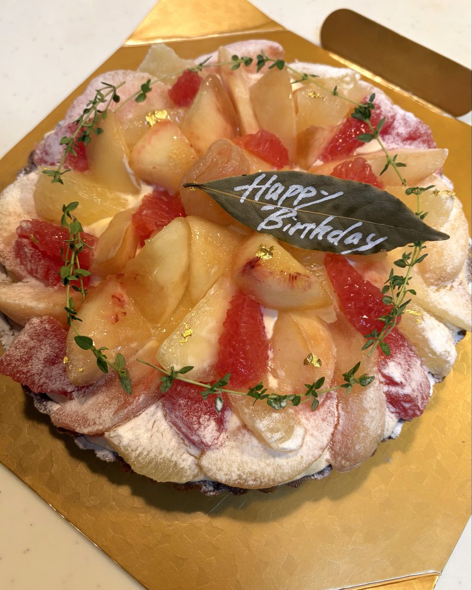 wkn_0727's tweet photo. 少し遅めの誕生日ケーキ、
#スイカシャック
さんにお願いしました！😭
桃と柑橘のタルト、最高に美味いです。
要望を沢山詰め込んで、とても凝ったものを作っていただきました…大感謝🙏🙏

https://t.co/wIpWHRiEbI https://t.co/CBYgyCauig