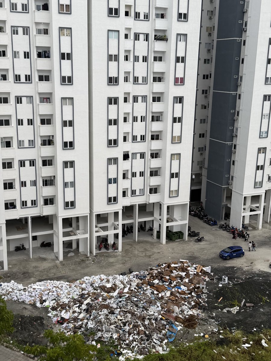Husha_a's tweet photo. Is there seriously no one that can find a solution for this ? The place is becoming a garbage dump. 

It’s going to turn in to a mountain soon. 

@hdcmaldives https://t.co/4l9qdwBspd