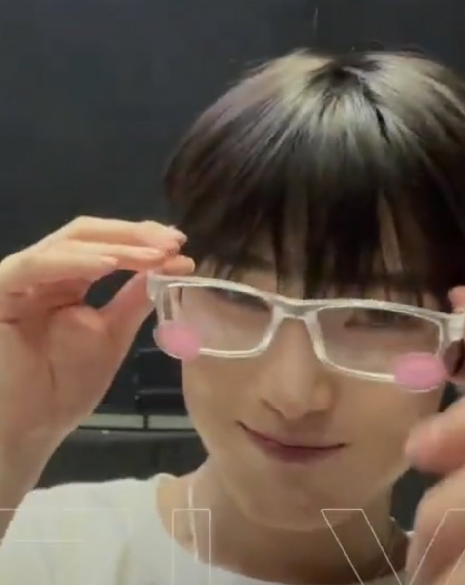 sunlandstate's tweet photo. sunoo with glasses 🤓 https://t.co/1RLRlNwdEV