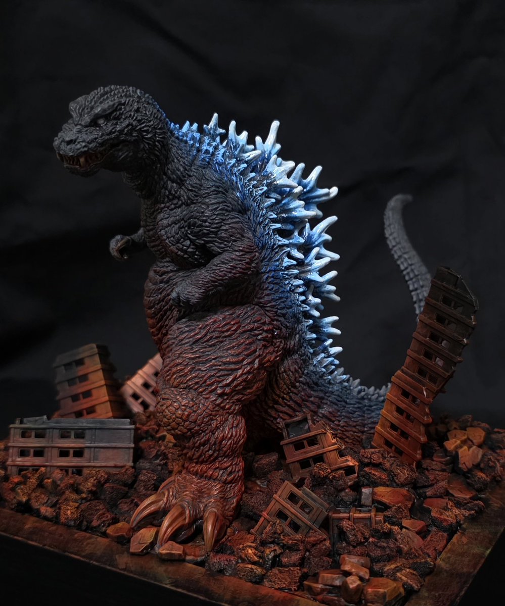 W_b_Xbassist's tweet photo. PLAfig  ゴジラ2001
完成

横浜の町を焼き尽くすゴジラを、簡易的なジオラマと熱線カラーで表現しました。
瓦礫はスタイロフォーム等を千切りまくっています。
少しでもGMKゴ��ラの強さと恐ろしさが伝われば嬉しいです！

ちなみにジオラマ初挑戦ですw

#ゴジラ
#アオシマ
#PLAfigモニターキャンペーン https://t.co/GCgqEXvZBt
