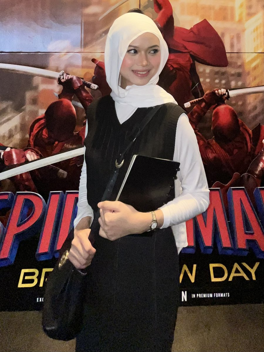 bellaakyl's tweet photo. outfit n makeup inspired by gwen stacy https://t.co/fIxLLh46e4