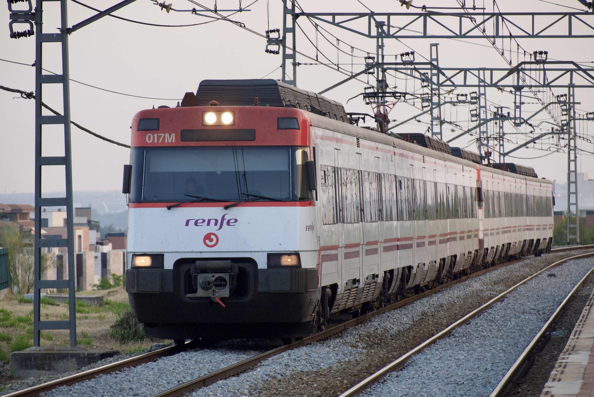 threezss's tweet photo. de las que no quedan una 446 con halogenas aun @Renfe espero que la disfruteis https://t.co/AUVqBOJgkC
