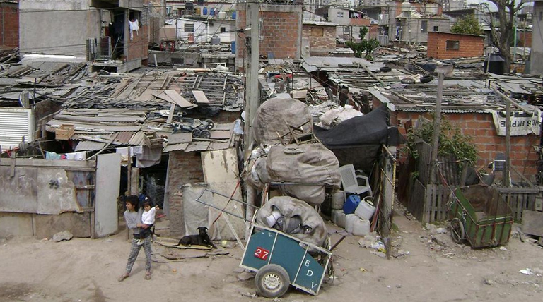 radio10mdq's tweet photo. Un estudio reveló que el 75% de los jóvenes de barrios populares afirma que la economía empeoró y el 60% recortó gastos esenciales https://t.co/DIHMOwiQjc a través de @Radio 10  Mar del Plata FM 105.5 https://t.co/QEW6PQXkWw