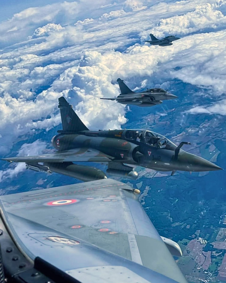 OTAN_FR's tweet photo. Des avions de chasse 🇬🇧, 🇩🇰, 🇳🇱 et 🇫🇷, appuyés par des avions ravitailleurs, ont pris part à un entraînement complexe au-dessus du flanc est

Les participants ont testé leur aptitude à coopérer dans des conditions difficiles, et à contrer et neutraliser des menaces ✈️ https://t.co/KPFkOX8wwP