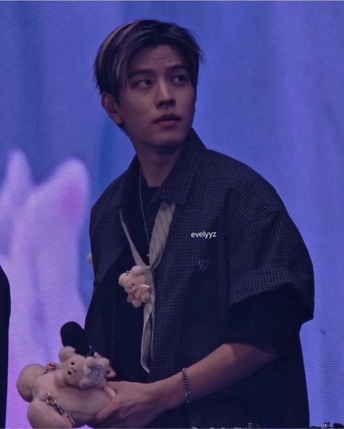 GOLDENSEUNGS's tweet photo. jaw drops is he even real https://t.co/TPowlVxcUX