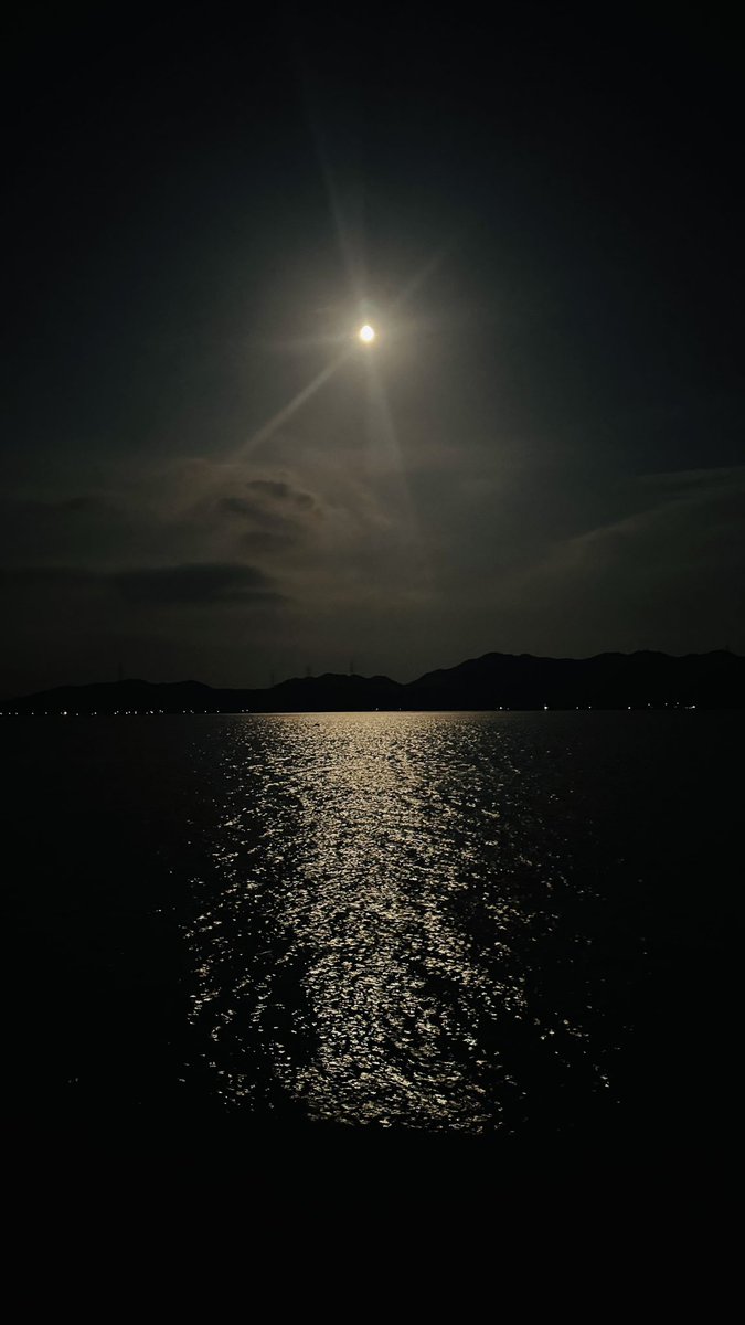 ciutiu's tweet photo. 月に https://t.co/8RI3kRVJq3