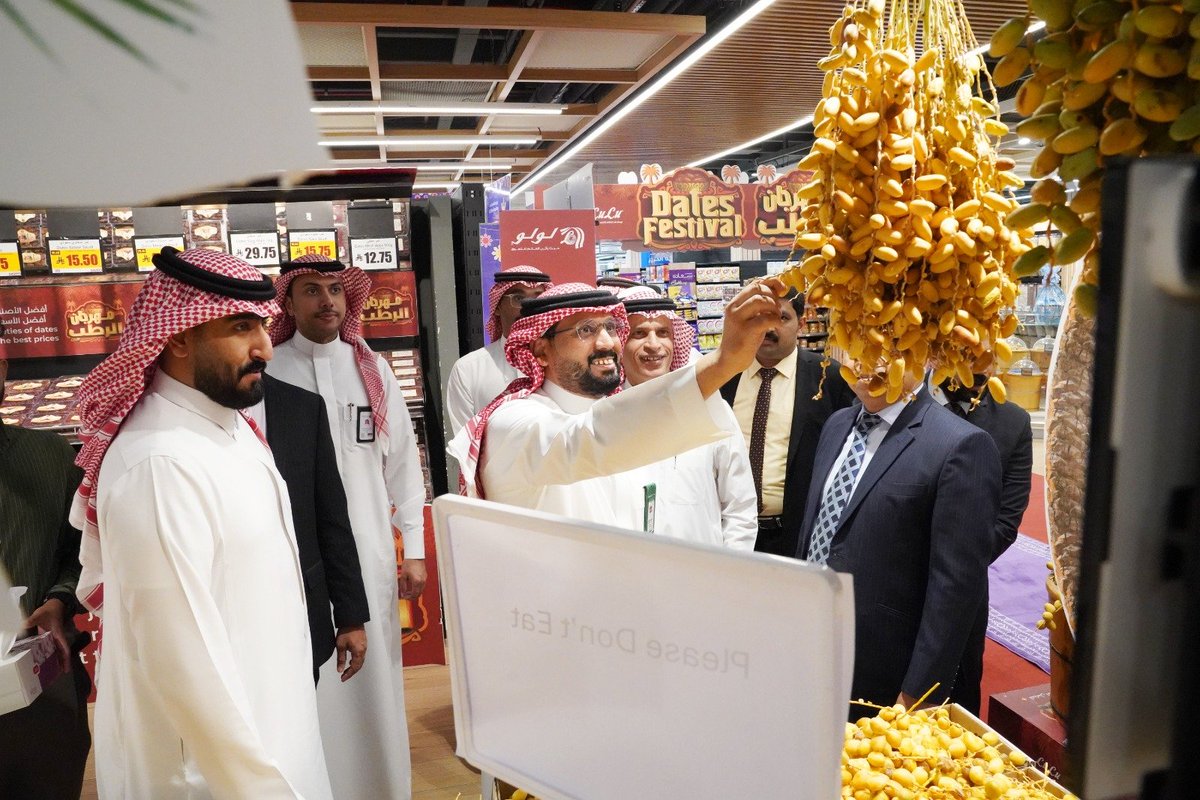 fahdalhamzi's tweet photo. سعدنا اليوم بتدشين مهرجان الرطب في لولو هايبر ماركت – الخبر، ضمن مبادرة «ريفنا صار أقرب»، التي تهدف إلى دعم المزارعين وتعزيز حضور المنتجات الزراعية الوطنية في الأسواق.

ويأتي المهرجان تأكيدًا لالتزامنا في فرع وزارة البيئة والمياه والزراعة بالمنطقة الشرقية بدعم المزارع السعودي، ورفع جودة المنتج المحلي، وتعزيز الأمن الغذائي، من خلال مبادرات تسهم في ربط المزارعين بالمتاجر وفق أفضل الممارسات والمعايير الحديثة.

كما يمثل المهرجان فرصة للاحتفاء بموسم الرطب السعودي، وإبراز جودة وتنوع الأصناف المحلية، وتعزيز الشراكة بين القطاعين الحكومي والخاص بما يدعم المنتج الوطني ويحقق مستهدفات رؤية المملكة 2030.

كل الشكر والتقدير لشركائنا وللمزارعين المشاركين، مع تمنياتنا لهم بموسم حافل بالنجاح والتميز.

#ريفنا_صار_أقرب #مهرجان_الرطب #المنطقة_الشرقية #وزارة_البيئة_والمياه_والزراعة #الأمن_الغذائي #رؤية_2030 #المنتج_الوطني