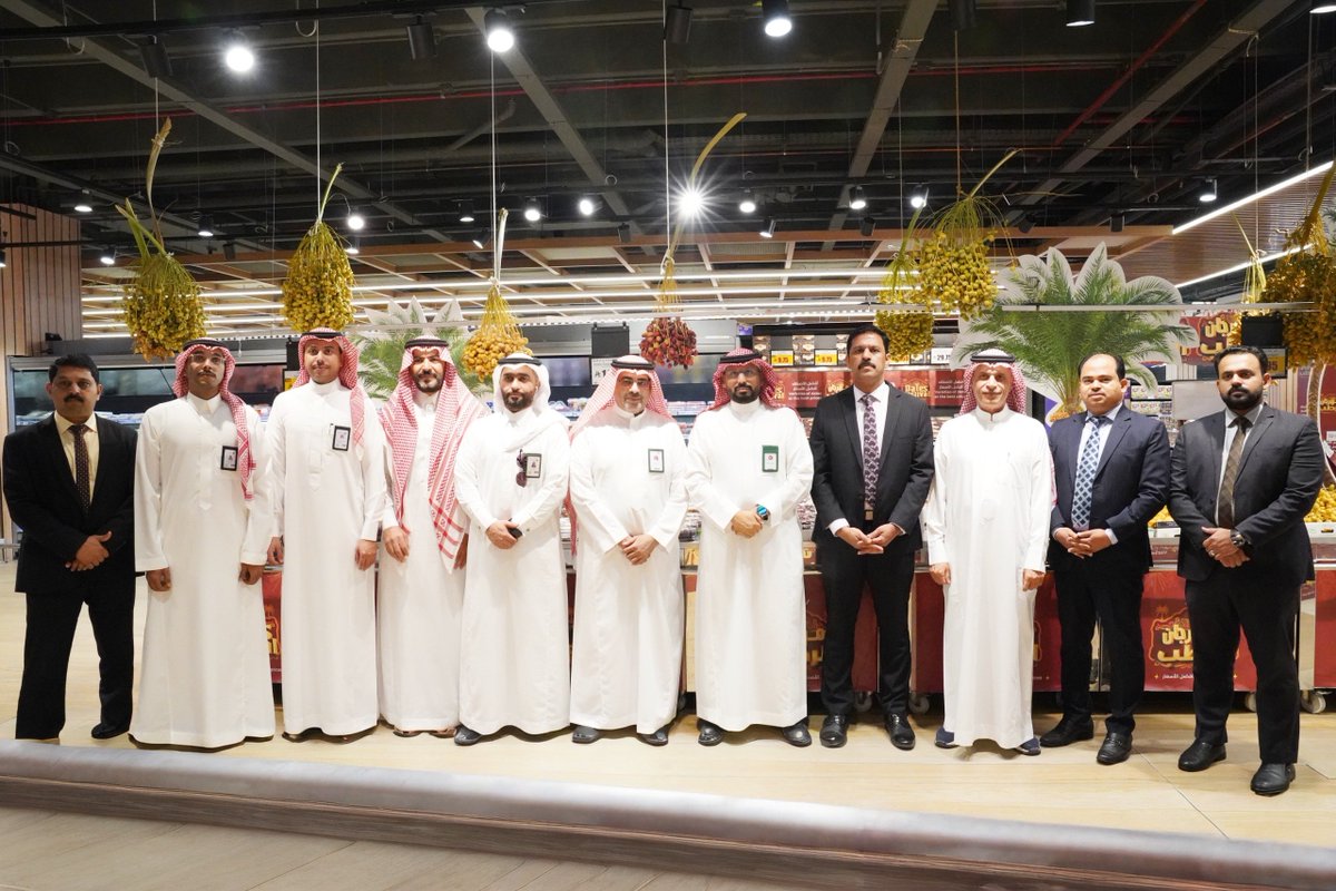 fahdalhamzi's tweet photo. سعدنا اليوم بتدشين مهرجان الرطب في لولو هايبر ماركت – الخبر، ضمن مبادرة «ريفنا صار أقرب»، التي تهدف إلى دعم المزارعين وتعزيز حضور المنتجات الزراعية الوطنية في الأسواق.

ويأتي المهرجان تأكيدًا لالتزامنا في فرع وزارة البيئة والمياه والزراعة بالمنطقة الشرقية بدعم المزارع السعودي، ورفع جودة المنتج المحلي، وتعزيز الأمن الغذائي، من خلال مبادرات تسهم في ربط المزارعين بالمتاجر وفق أفضل الممارسات والمعايير الحديثة.

كما يمثل المهرجان فرصة للاحتفاء بموسم الرطب السعودي، وإبراز جودة وتنوع الأصناف المحلية، وتعزيز الشراكة بين القطاعين الحكومي والخاص بما يدعم المنتج الوطني ويحقق مستهدفات رؤية المملكة 2030.

كل الشكر والتقدير لشركائنا وللمزارعين المشاركين، مع تمنياتنا لهم بموسم حافل بالنجاح والتميز.

#ريفنا_صار_أقرب #مهرجان_الرطب #المنطقة_الشرقية #وزارة_البيئة_والمياه_والزراعة #الأمن_الغذائي #رؤية_2030 #المنتج_الوطني
