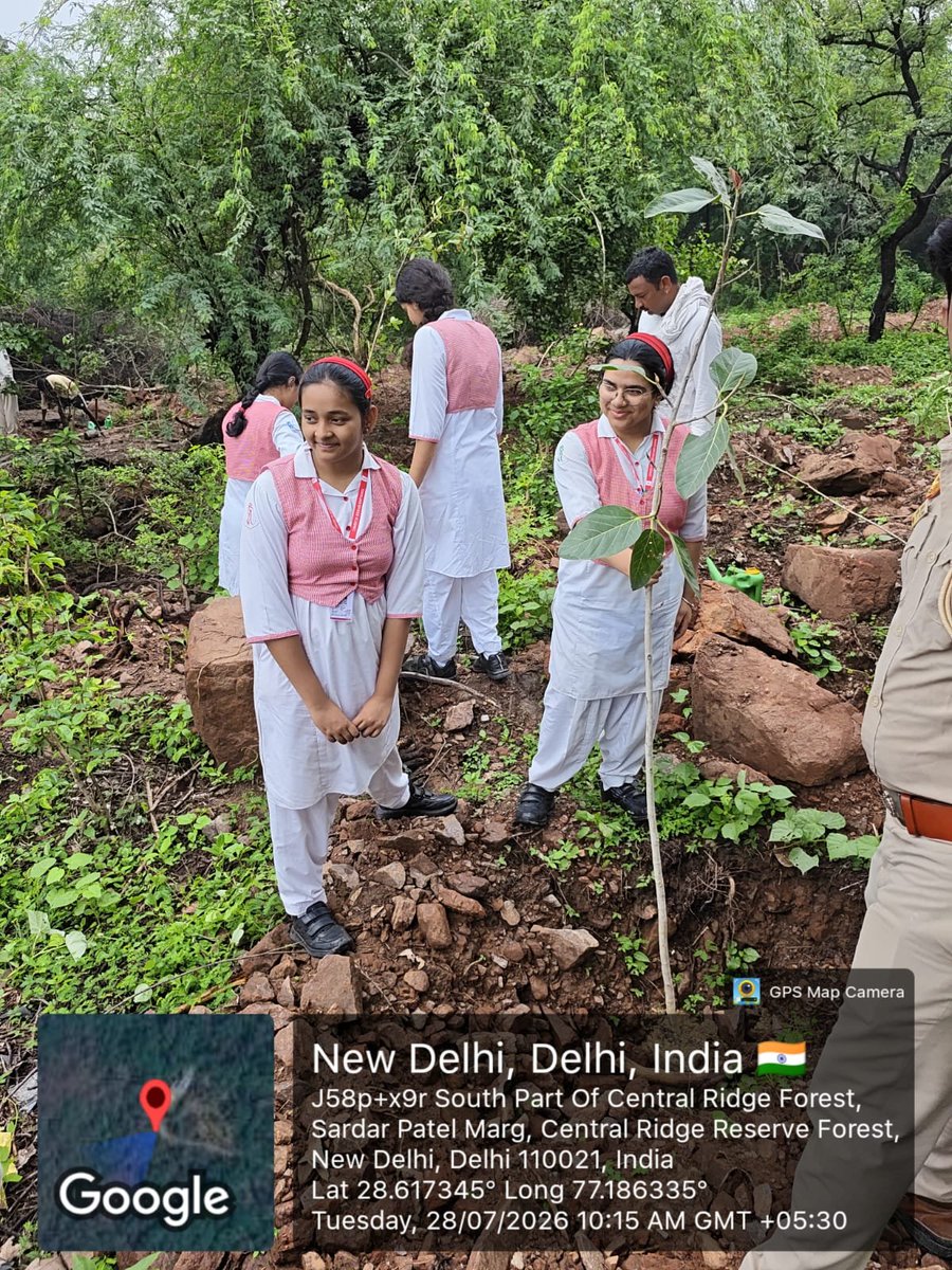 harshagujaratan's tweet photo. The future of conservation looks bright as 25+ students came together to plant 75 saplings at Central Ridge, spreading the message of protecting nature for generations to come. @HMOIndia @CMODelhi @mssirsa #EkPedMaaKeNaam #GreenFuture https://t.co/6KpPdUyhtE