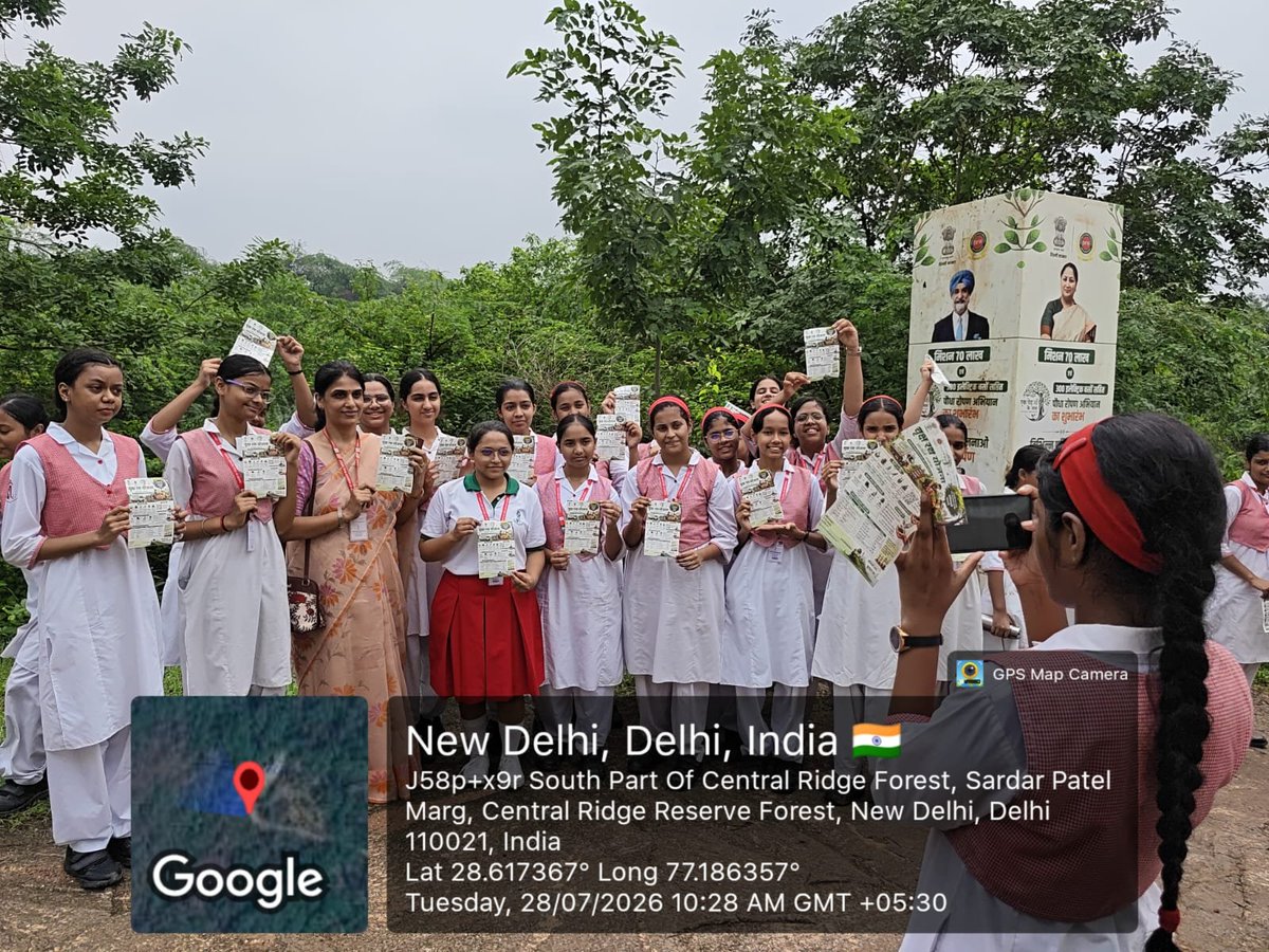 harshagujaratan's tweet photo. The future of conservation looks bright as 25+ students came together to plant 75 saplings at Central Ridge, spreading the message of protecting nature for generations to come. @HMOIndia @CMODelhi @mssirsa #EkPedMaaKeNaam #GreenFuture https://t.co/6KpPdUyhtE