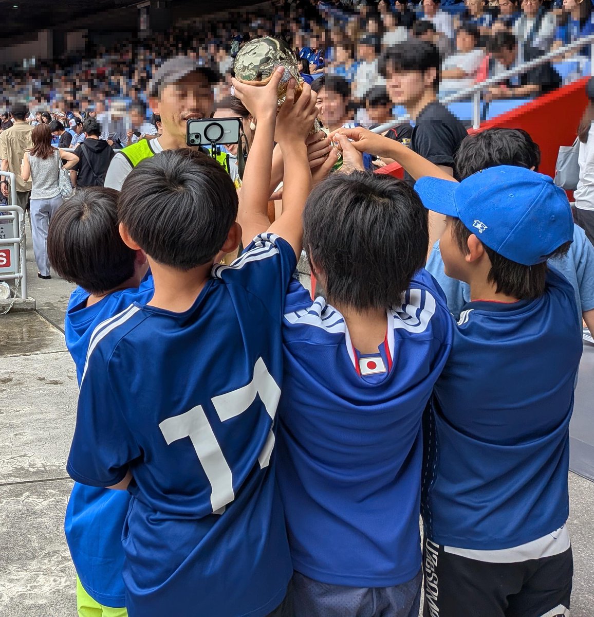 Tminacchi's tweet photo. ＃ワールドカップ
が終わって一週間
＃サッカー日本代表
がブラジルに敗れて一か月・・・・

改めて
我ながら良い文章だと思うので
リポストします。

４年後・・・
未来にサッカー日本代表が『優勝』すると信じて
応援し続けます！

#SAMURAIBLUE📷 #夢をつなぐ応援フラッグ https://t.co/Nztob0EF4C