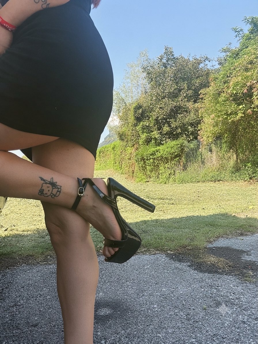 MissEmmaa33's tweet photo. Vieni e fatti schiacciare dalla potenza di questi tacchi!👠 

Canale Telegram: https://t.co/o6BOV2nYYj https://t.co/PNKPEZiejZ
