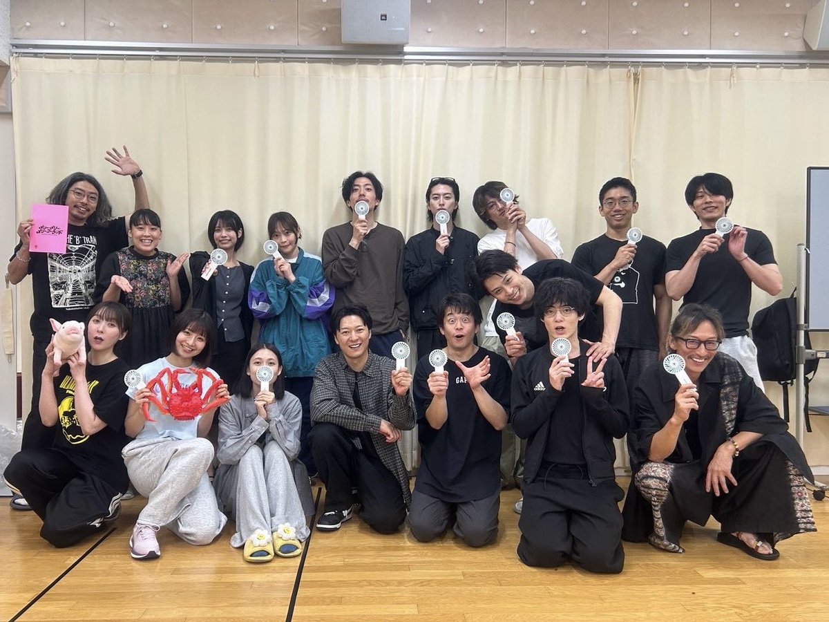 Shinya_T_Lead's tweet photo. 稽古も大詰め🧎🏽‍♂️‍➡️

笑って、ホロリとして、気づけば心が動いている。

全15公演！

ぜひ一人でも多くの方に、この作品を体感していただきたいです🎠

お一人様はもちろん、大切な方と是非！

#メリメリメリ

【チケットご予約はコチラ】
https://t.co/GIE2vmu4q2 https://t.co/qWPPWpqerQ
