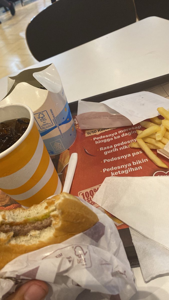 at04pm's tweet photo. Pulang les, kejebak ujan, laper, untung ada mekdi di sela sempit hidup ini https://t.co/aQQiYWOSSz